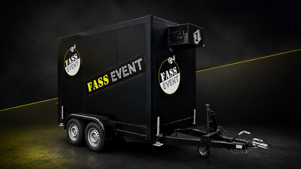 Schwarzer Kühlwagen von Fass Event GbR mit Logo