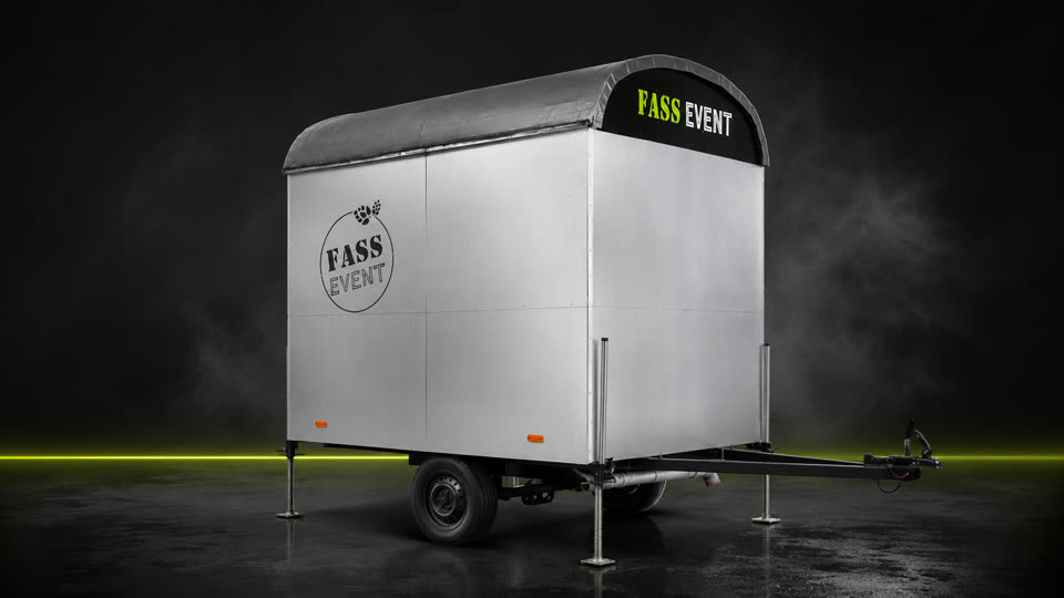 Fass Event Toilettenwagen mit silbernem Aufbau und schwarzem Dach